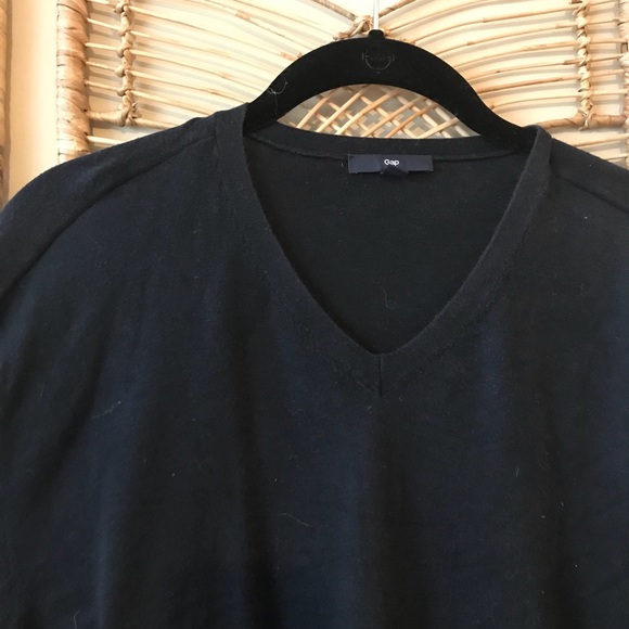 GAP Other - Men’s slim fit light weight v neck sweater